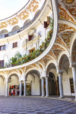 Sevilla, İspanya - 30 Temmuz 2023. Plaza del Cabildo Meydanı. Sevilla, Endülüs, İspanya.