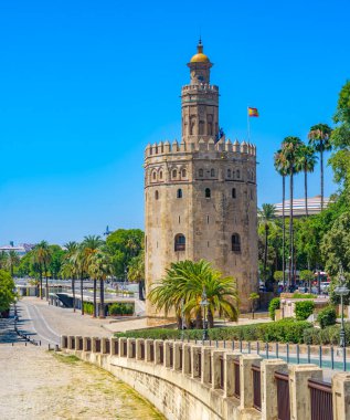 Paseo Alcalde Marques del Contadero arka planda Torre del Oro kulesi ile geziniyor. Sevilla, Endülüs, İspanya.