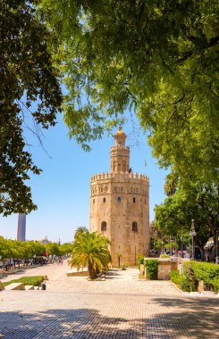 Seville, İspanya - 28 Temmuz 2023. Paseo Alcalde Marques del Contadero arka planda Torre del Oro kulesi ile geziniyor. Sevilla, Endülüs, İspanya.