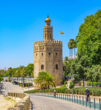 Seville, İspanya - 28 Temmuz 2023. Paseo Alcalde Marques del Contadero arka planda Torre del Oro kulesi ile geziniyor. Sevilla, Endülüs, İspanya.