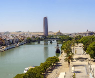 Puente de Isabel II köprüsü (Puente de Triana köprüsü) ve arka planda Seville kulesi. Torre del Oro 'dan görüntü. Sevilla, Endülüs, İspanya. 