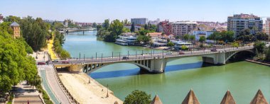Puente de San Telmo köprüsü. Torre del Oro 'dan görüntü. Sevilla, Endülüs, İspanya. 