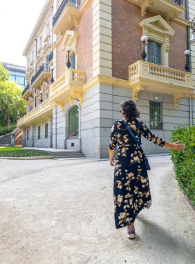 Madrid, İspanya - 27 Ağustos 2023. Orta yaşlı bir kadın Lazaro Galdiano Müzesi 'nin ön cephesine bakıyor. Madrid, İspanya