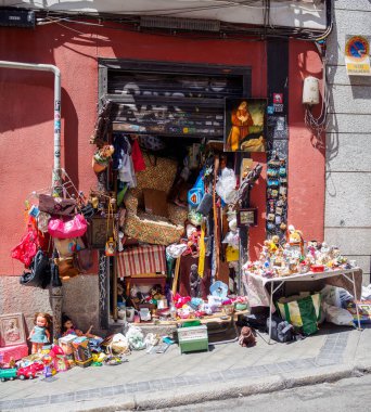 Madrid, İspanya - 16 Temmuz 2023. Bir Avrupa caddesinde stokları dolu bir antikacı..