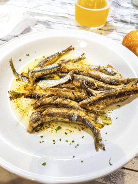 Lokanta masasında ançüez pişirilmiş Baskça Country tarzı..