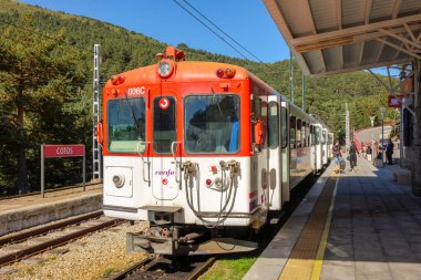 Madrid, İspanya - 30 Eylül 2023. Cotos tren istasyonunda, C-9 hattında Navacerrada ve Cercedilla 'ya giden tren. Madrid, İspanya.