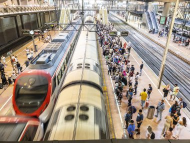 Madrid, İspanya - 28 Ekim 2023. Principe Pio Cercanias tren istasyonuna antika tren konuşlandırıldı. Madrid, İspanya.