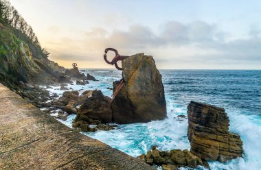 San Sebastian, İspanya - 21 Mart 2024. Gün batımında Peine del Viento heykel manzarası. San Sebastian, Gipuzkoa, Bask Ülkesi, İspanya.