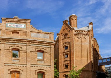 Madrid, İspanya - 3 Mayıs 2024. Madrid, İspanya 'da güneşli bir günde tarihi tuğla bina 