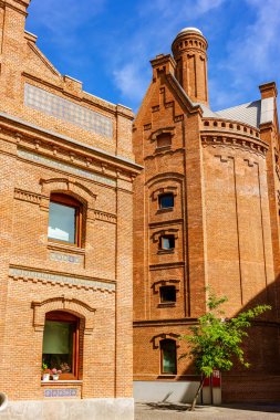 Madrid, İspanya - 3 Mayıs 2024. Madrid, İspanya 'da güneşli bir günde tarihi tuğla bina 