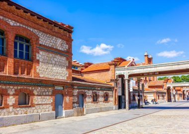 Madrid, İspanya - 3 Mayıs 2024. Madrid 'deki tarihi Matadero binasında endüstriyel mimari sergileniyor..