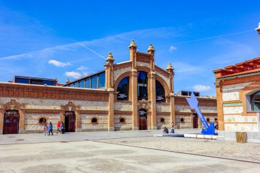Madrid, İspanya - 3 Mayıs 2024. Madrid 'deki tarihi Matadero binasında endüstriyel mimari sergileniyor..