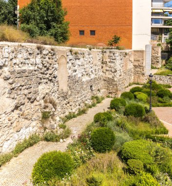 Arap duvarının kalıntıları Madrid 'deki Almudena Katedrali' nin eteğindeki Emir Muhammed I Park 'ta..