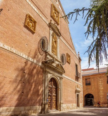 Alcala de Henares, İspanya - 18 Haziran 2024. Saint Bernardo Kilisesi 'nin ana girişinde 1618 yılında inşa edilen İspanyol Barok mimarisi sergilenmektedir. Alcala de Henares, Madrid Bölgesi, İspanya.