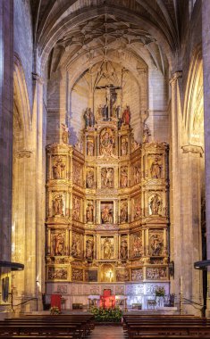 San Sebastian, İspanya - 3 Temmuz 2024. Şehrin en eski kilisesi olan San Vicente Kilisesi 'nin ana mihrabı 16. yüzyılda Bask Gotik tarzında inşa edilmiş ve İspanya' nın eski San Sebastian kasabasında yer almaktadır..