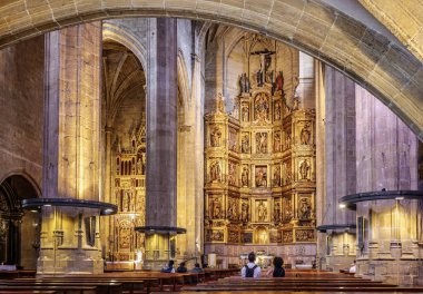 San Sebastian, İspanya - 11 Temmuz 2024. Şehrin en eski kilisesi olan San Vicente Kilisesi 'nin ana mihrabı 16. yüzyılda Bask Gotik tarzında inşa edilmiş ve İspanya' nın eski San Sebastian kasabasında yer almaktadır..