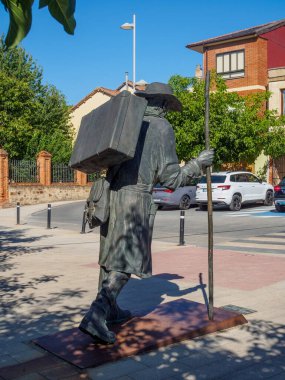 Astorga, İspanya - 4 Ağustos 2024. El Caminante, İspanya 'da Castilla y Leon, Astorga' daki Siervas de Maria pansiyonunun önündeki bronz heykel..