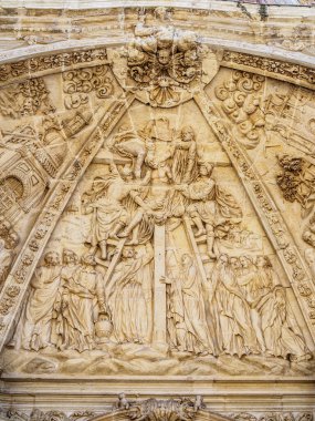 Çukur timpanumdaki haçın büyük çöküşünü gösteren ana cephenin ayrıntıları. Astorga Katedrali (Santa Maria Katedrali). Astorga, Castilla y Leon, İspanya.
