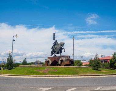 Ponferrada, İspanya - 6 Ağustos 2024. İspanya, Ponferrada 'daki Tapınak Şövalyesi anıtı. Bu heykel, bir zamanlar şehri koruyan ortaçağ şövalyelerini onurlandırarak bölgenin zengin tarihi ve mirasını sembolize ediyor..