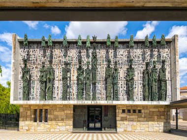 Virgen del Camino, İspanya - 2 Ağustos 2024. - Havarilerin bronz heykelleri Virgen del Camino Bazilikası 'nın ön cephesinde, Camino de Santiago hac yolunda önemli bir yer. Virgen del Camino, Castilla y Leon, İspanya.