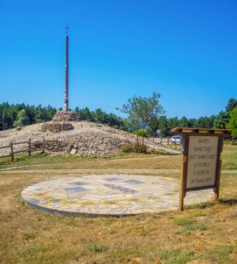 Foncebadon, İspanya - 5 Ağustos 2024. İkonik Cruz de Ferro, Foncebadon yakınlarındaki Camino de Santiago 'nun önemli bir simgesidir. Castilla y Leon, İspanya.