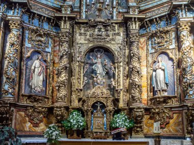 Santibanez de Valdeiglesias, İspanya - 3 Ağustos 2024. Santiago Camino 'sunda önemli bir durak olan Santiago de Valdeiglesias' taki Iglesia de la Asuncion kilisesi. Castilla y Leon, İspanya.