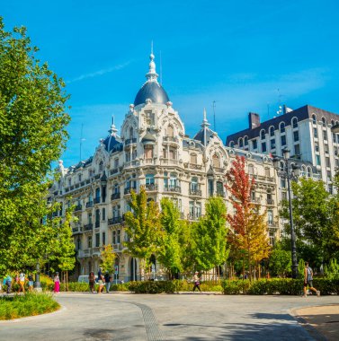 Madrid, İspanya - 12 Eylül 2024. Madrid 'deki Casa Gallardo, Modernist mimarinin çarpıcı bir örneği, karmaşık bir süsleme, büyük bir kubbe ve ayrıntılı balkonlar içerir..