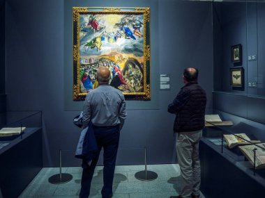 Madrid, İspanya - 24 Eylül 2024. Kraliyet Sarayı 'ndaki Kraliyet Koleksiyonları Galerisi' nde İsa 'nın İsmine ya da Kutsal Birlik' in Alegorisine hayran olan iki kişi var..