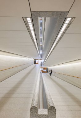 Madrid, İspanya - 4 Kasım 2024. Madrid 'deki Kraliyet Sarayı kompleksi içindeki Royal Collections Gallery Museum' un katları arasında ulaşımı sağlayan kalabalık bir koridorda ziyaretçiler var..
