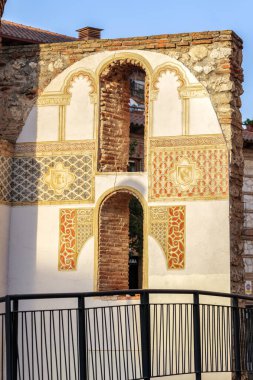 San Gil 'in 13. yüzyıl Mudejar taklidi. Concejo Meydanı 'ndan görüntü. Guadalajara, İspanya.