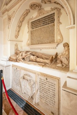 Guadalajara, İspanya - 8 Kasım 2024. Don Rodrigo de Campuzano 'nun Sepulcher' ı, San Nicolas el Real, Guadalajara, İspanya Kilisesi 'nin....