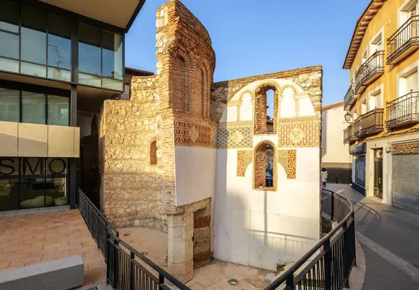 San Gil 'in 13. yüzyıl Mudejar taklidi. Concejo Meydanı 'ndan görüntü. Guadalajara, İspanya.