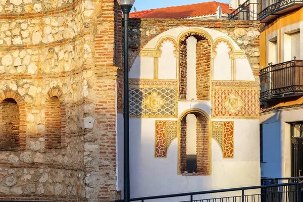 San Gil 'in 13. yüzyıl Mudejar taklidi. Concejo Meydanı 'ndan görüntü. Guadalajara, İspanya.