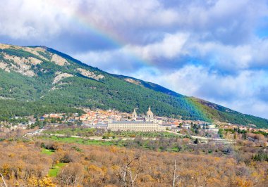 Las Machotas Dağı 'ndan El Escorial Manastırı' nın panoramik manzarası. San Lorenzo de El Escorial, Madrid, İspanya.