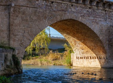 Arap Köprüsü, Endülüs ve Kastilya mimari yapısını vurguluyor. Castilla la la Mancha, Guadalajara, İspanya.