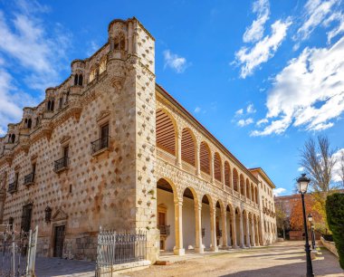 El Infantado Sarayı 'nın batı cephesindeki galeri, eliptik sütunların üzerinde iki adet yarı dairesel kemer serisi bulunuyor. Castilla la la Mancha, Guadalajara, İspanya.