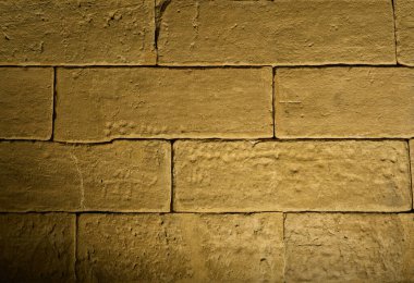 Debod Tapınağı 'nın batı cephesinde bir haç ve dromedary tasviri. Madrid, İspanya.