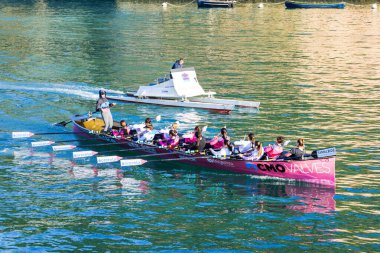 Pasai Donibane (San Juan), İspanya - 15 Ocak 2025 Bir dümenci tarafından yönetilen Cantabrian Denizi 'ndeki bir eğitim sırasında koordine kürekçilerle birlikte bir Bask Treni süzülüyor. Bu spor Bask kültürünü ve takım çalışmasını ön plana çıkarıyor.