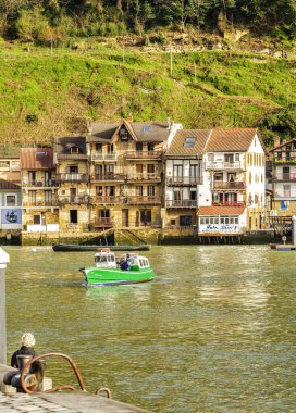 San Juan (Pasai Donibane), İspanya - 15 Ocak 2025. Güneşli bir günde, Pasajes de San Juan 'da balıkçı köyü. Köprü ötesi servis rıhtımında. Guipuzcoa, Bask ülkesi.