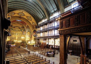 Saint-Jean-de-Luz, Fransa - 29 Ocak 2025: Saint-Jean-de-Luz, Fransa 'daki Saint-Jean-Baptiste Kilisesi' nin ana havzası, 17. yüzyıl ahşap galerilerini ve süslü bir tavanın altındaki sunağı vurguluyor..