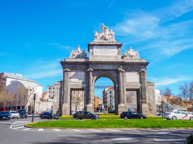 Madrid, İspanya - 30 Mart 2025. Tarihi Puerta de Toledo İspanya 'nın Madrid şehrinde açık mavi bir gökyüzünün altında görkemli bir şekilde duruyor..
