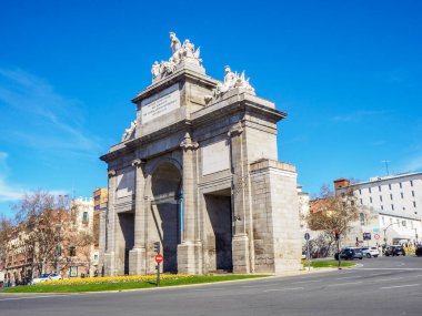 Madrid, İspanya - 30 Mart 2025. Tarihi Puerta de Toledo İspanya 'nın Madrid şehrinde açık mavi bir gökyüzünün altında görkemli bir şekilde duruyor..