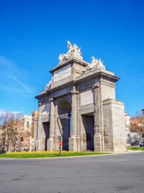 Madrid, İspanya - 30 Mart 2025. Tarihi Puerta de Toledo İspanya 'nın Madrid şehrinde açık mavi bir gökyüzünün altında görkemli bir şekilde duruyor..