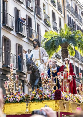 Madrid, İspanya - 13 Nisan 2025. İspanya, Madrid 'de bir caddede Kutsal Hafta boyunca La Borriquita dini geçit töreni..