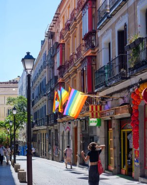 Madrid, İspanya - 12 Mayıs 2025. Chueca mahallesinde Gay Onur Günü kutlamaları için bayraklarla süslenmiş bir sokak..