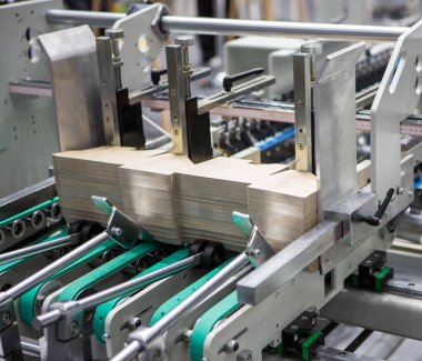 Kutu veya karton paketleme için otomatik kutu klasörü yapıştırıcı makinesi üretimi. Yazdırma endüstrisi