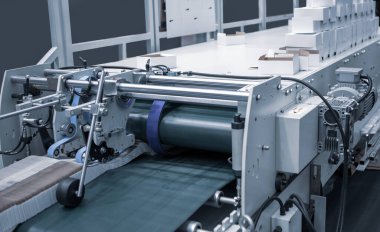 Kutu veya karton paketleme için otomatik kutu klasörü yapıştırıcı makinesi üretimi. Yazdırma endüstrisi