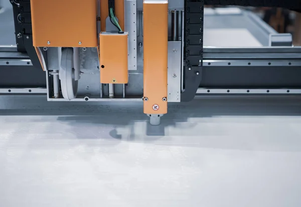 Digitale Stansmachine Snijden Plastic Plaat Industriële Vervaardiging — Stockfoto