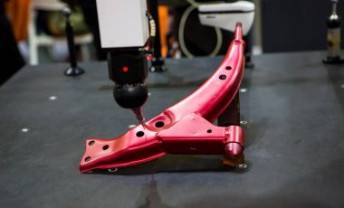 Otomotiv endüstrisindeki iş parçalarını ölçen CMM Koordinat Ölçüm Makinesi sondası. Endüstriyel üretim.