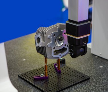 Otomotiv endüstrisindeki iş parçalarını ölçen CMM Koordinat Ölçüm Makinesi sondası. Endüstriyel üretim.